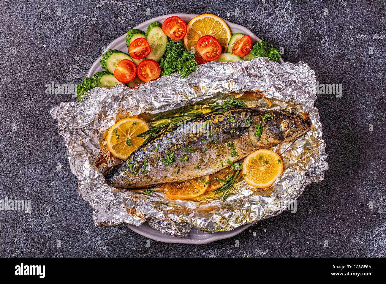 Sgombro cotto in lamina con verdure su un piatto, vista dall'alto Foto Stock