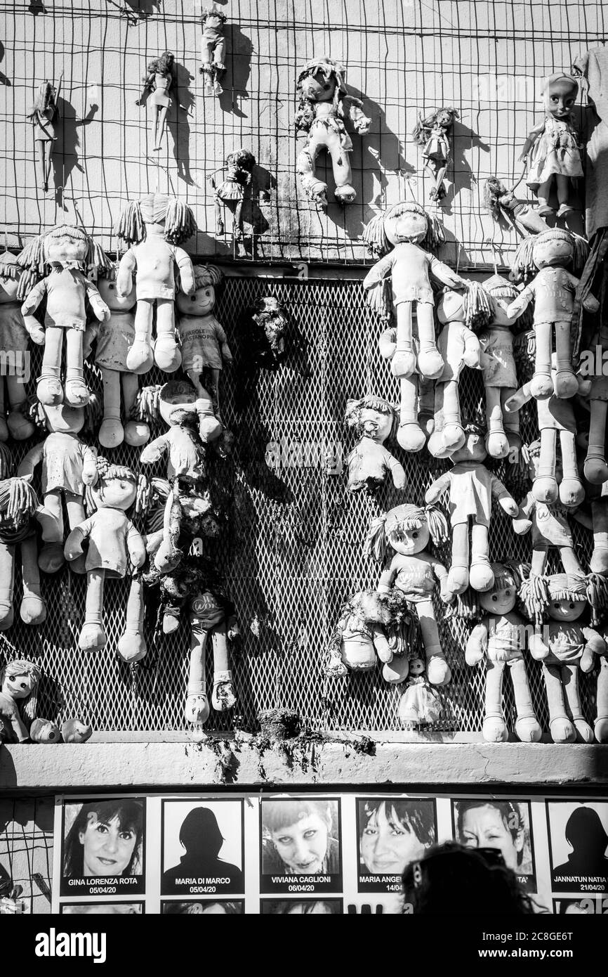 Wall of Dolls, il cantante DJ giornalista di moda Jo Squillo, ha chiamato un sit-in per la seria notizia in questi giorni circa il fatto che alcuni stolti hanno dato fuoco alle bambole appese sul muro dell'associazione. (Foto di Franco Re/Pacific Press) Credit: Pacific Press Agency/Alamy Live News Foto Stock