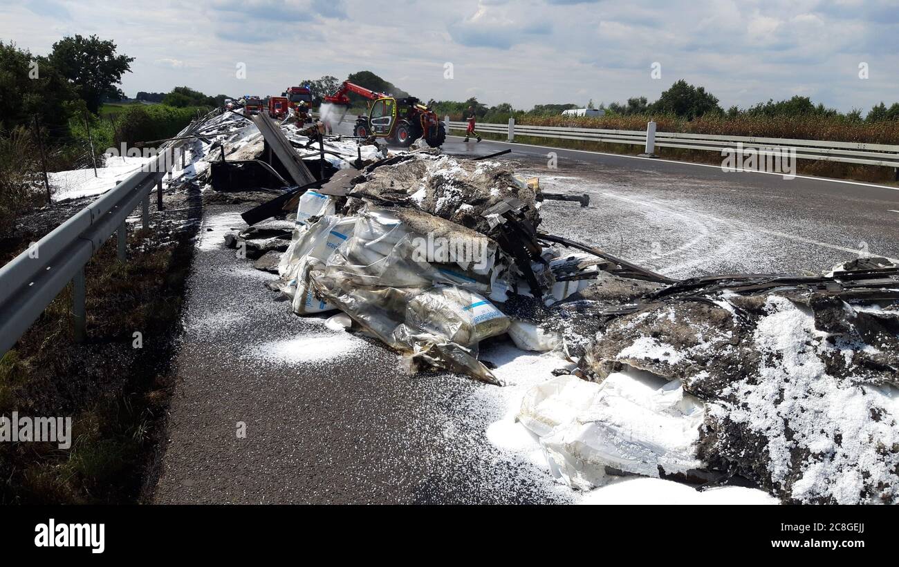 Ludwigsfelde, Germania. 24 luglio 2020. I resti e il carico di un camion bruciato si trovano sull'autostrada A10 tra Ludwigsfelde e Rangsdorf. Dopo un incidente sull'Autobahn 10, un autocarro caricato con plastica ha bruciato ed emesso fumi nocivi venerdì pomeriggio. (A 'Burning van on the A10 - Nocivo vapori') Credit: Christian Pörschmann/dpa-Zentralbild/ZB/dpa/Alamy Live News Foto Stock