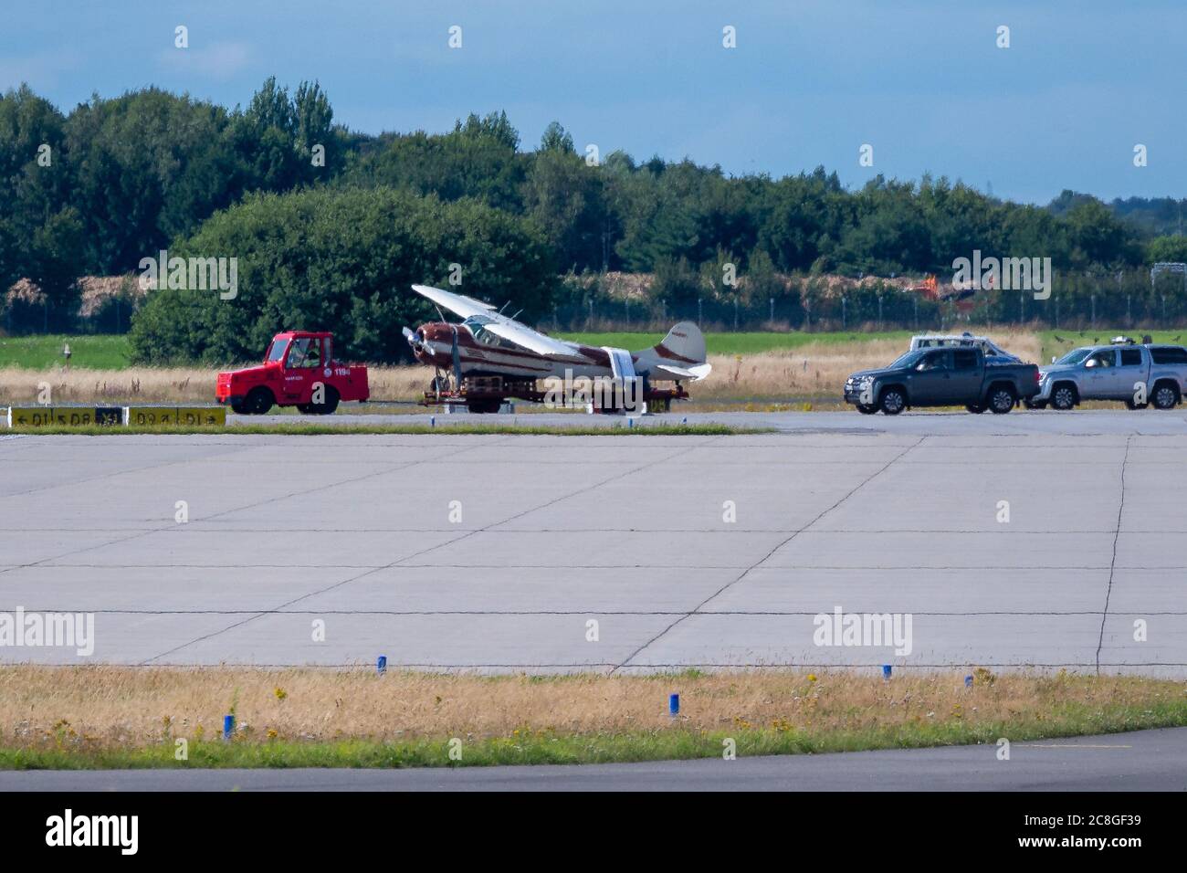 Amburgo, Germania. 24 luglio 2020. Il piccolo aereo in crash viene trasportato via su un rimorchio. Venerdì un piccolo aereo si è schiantato dalla pista dell'aeroporto Helmut-Schmidt e ha causato la chiusura completa delle piste. (Per dpa: 'L'aereo piccolo lascia la pista - l'aeroporto di Amburgo chiuso') credito: Jonas Walzberg/dpa/Alamy Live News Foto Stock