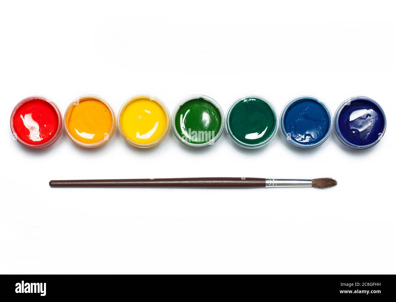 7 colori gouache in contenitori con pennello isolato su sfondo bianco Foto Stock