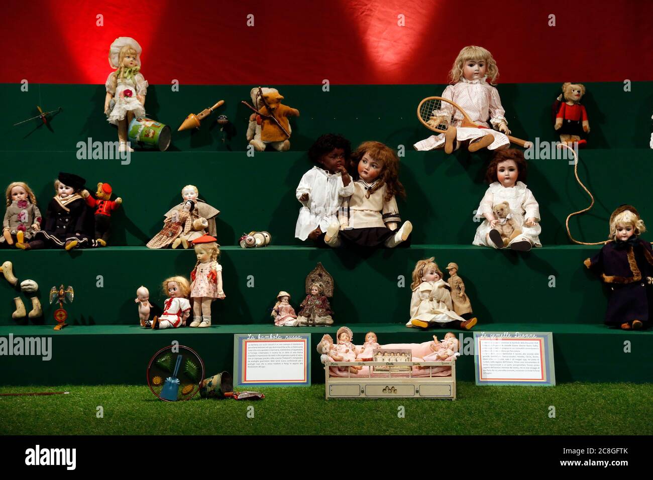 Roma, Italia. 24 luglio 2020. Una collezione di bambole antiche del XVIII e XIX secolo, di 400 pezzi, tra cui nomi famosi come Jumot, Marsiglia, Lenci, Rheinische Gummi, Steiff, Kruse, fatta di materiali diversi, come porcellana, bisque, tessuto, celluloide e compositi. Giocattoli antichi esposti a Palazzo Braschi durante la Mostra 'per divertimento. Collezione di giocattoli antichi della Soprintendenza Capitolina. Roma, 24 Luglio 2020 Foto Samantha Zucchi Insifefoto Credit: Insifefoto srl/Alamy Live News Foto Stock