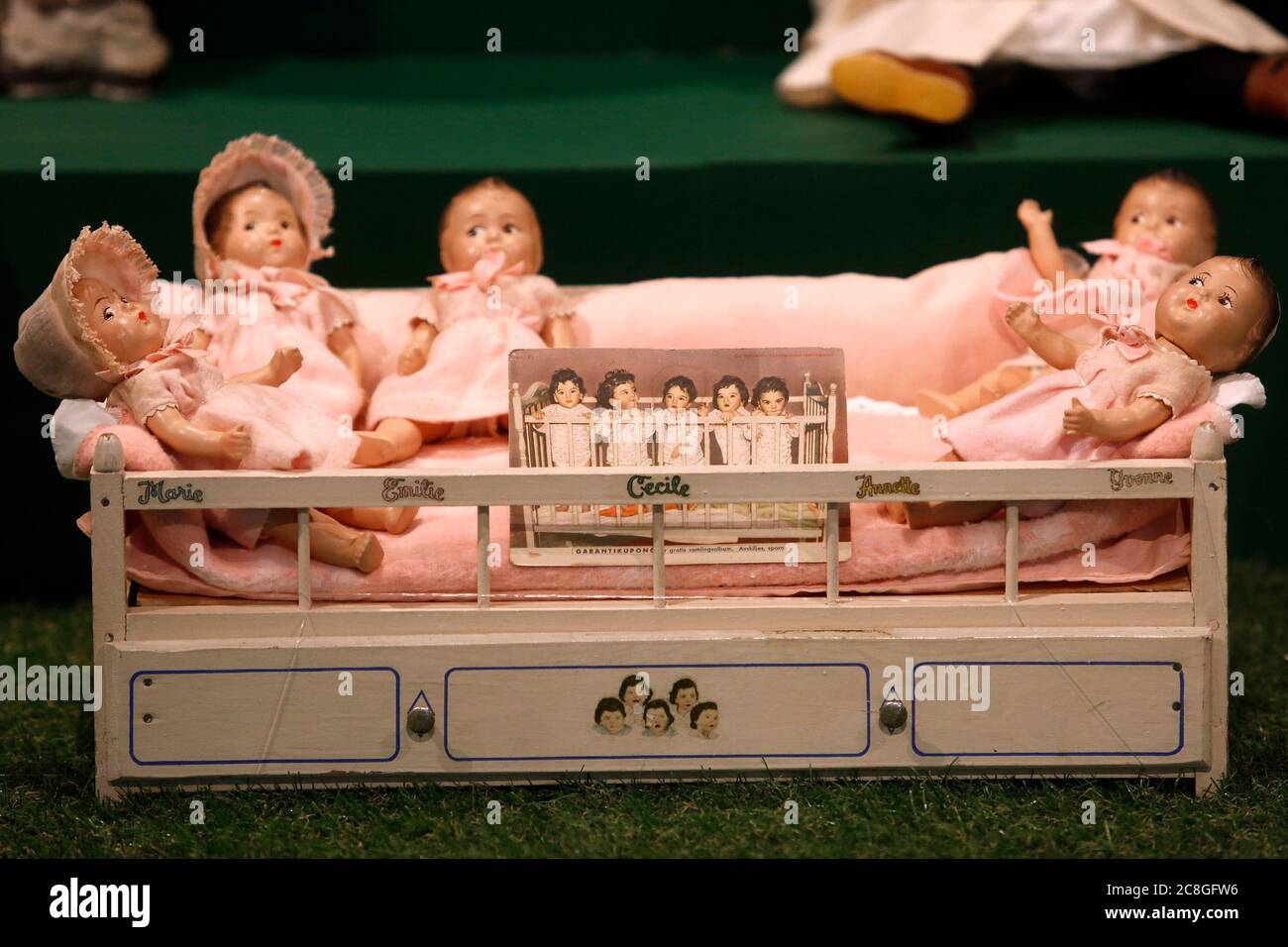 Le Dionne Quints Dolls, realizzate dalla Alexander Doll Company, ispirate alla vera storia dei 5 gemelli monozigoti Annette, Cecile, Emile, Marie e Yvonne Dionne, nati il 28 maggio 1934 in Canada e primo caso documentato di sopravvivenza di 5 gemelli. Collezione di bambole antiche del XVIII e XIX secolo, 400 pezzi, tra cui nomi famosi come Jumot, Marsiglia, Lenci, Rheinische Gummi, Steiff, Kruse, realizzate con materiali diversi, come porcellana, bisque, tessuto, celluloide e compositi. Giocattoli antichi esposti a Palazzo Braschi durante la Mostra 'per divertimento. Collezione di giocattoli antichi di Capitoli Foto Stock