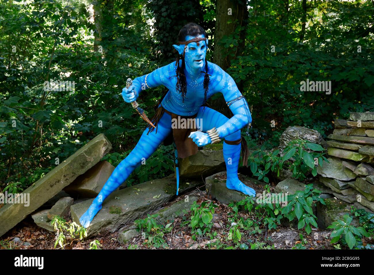GEEK ART - Bodypainting e trasformazione: Avatar photoshooting Iith Torben Behning come Jake Sully Avatar al giardino Czarnecki a Hameln. - un progetto del fotografo Tschiponnique Skupin e del bodypainter Enrico Lein Foto Stock