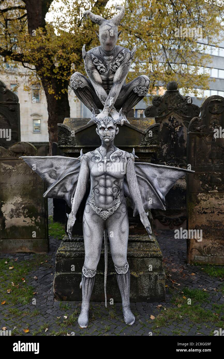 GEEK ART - Bodypainting e Transformaking: Fotografare Gargoyle con Enrico Lein e Marlena Wieland al cimitero Nikolai di Hannover. - un progetto del fotografo Tschiponnique Skupin e del bodypainter Enrico Lein Foto Stock