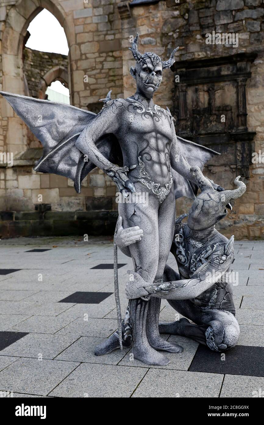 GEEK ART - Bodypainting e trasformazione: Gargoyle fotografare con Enrico Lein e Marlena Wieland alla chiesa Nikolai di Hannover. - un progetto del fotografo Tschiponnique Skupin e del bodypainter Enrico Lein Foto Stock