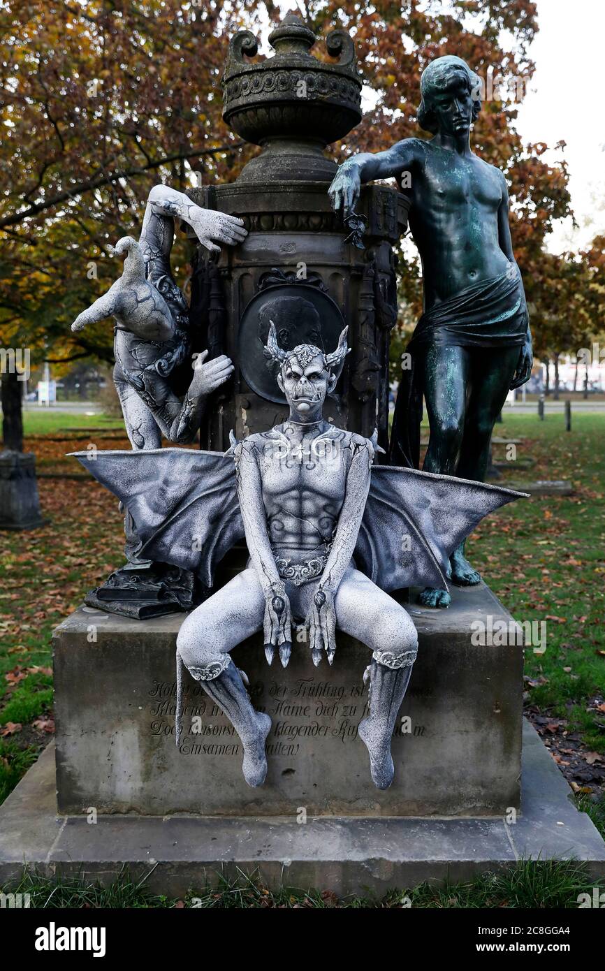 GEEK ART - Bodypainting e Transformaking: Fotografare Gargoyle con Enrico Lein e Marlena Wieland al cimitero Nikolai di Hannover. - un progetto del fotografo Tschiponnique Skupin e del bodypainter Enrico Lein Foto Stock