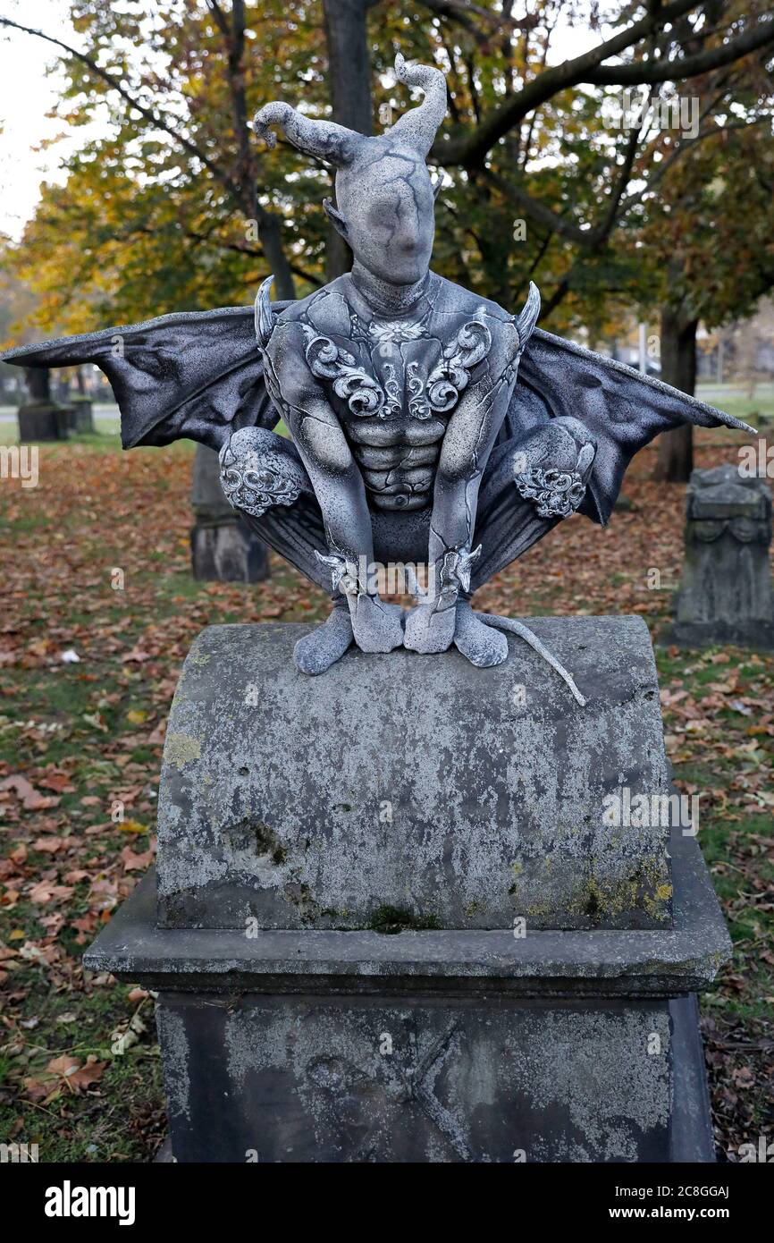 GEEK ART - Bodypainting e Transformaking: Foto di Gargoyle con Enrico Lein al cimitero Nikolai di Hannover. - un progetto del fotografo Tschiponnique Skupin e del bodypainter Enrico Lein Foto Stock