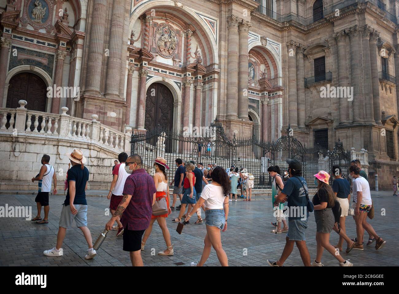 Un gruppo di turisti che indossano maschere facciali cammina attraverso la cattedrale di Malaga durante la loro visita in mezzo al coronavirus Crisis.Spaniards continuare a vivere la vita quotidiana sotto una nuova normalità dopo la crisi Covid-19, mentre il numero di focolai di coronavirus cresce nel paese, specialmente in Catalogna e Aragona. Il governo andaluso cerca di promuovere il settore turistico internazionale con misure di sicurezza e di mostrare la regione andalusa come destinazione sicura, anche se il tasso di turismo in giugno è stato diminuito del 94% rispetto allo stesso mese dello scorso anno. Allo stesso tempo, le autorità andaluse si sono recate Foto Stock