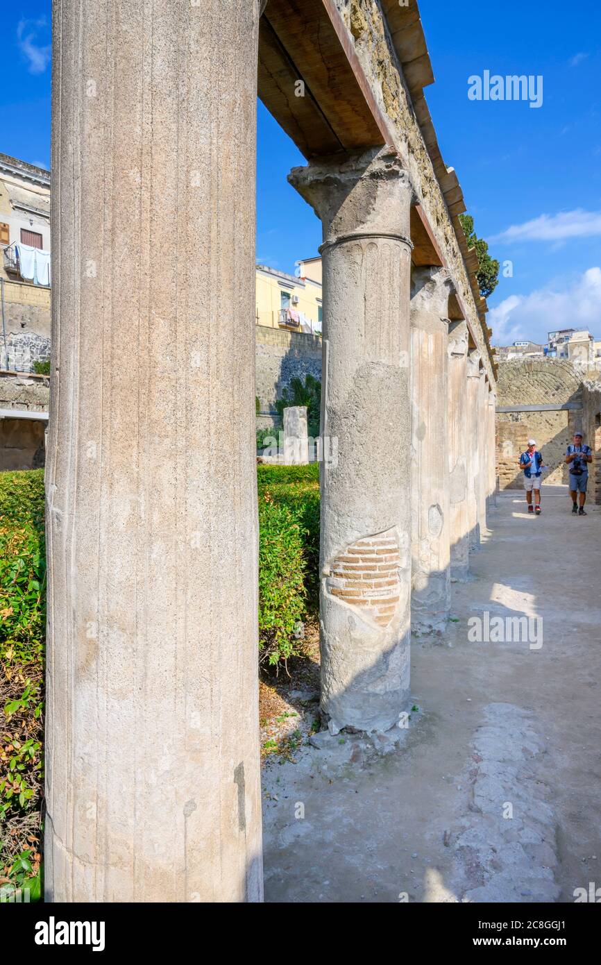 Una fila di colonne è ancora in piedi nella città romana di Ercolano che è stata devastata dall'eruzione del Vesuvio nel 79 d.C. Foto Stock