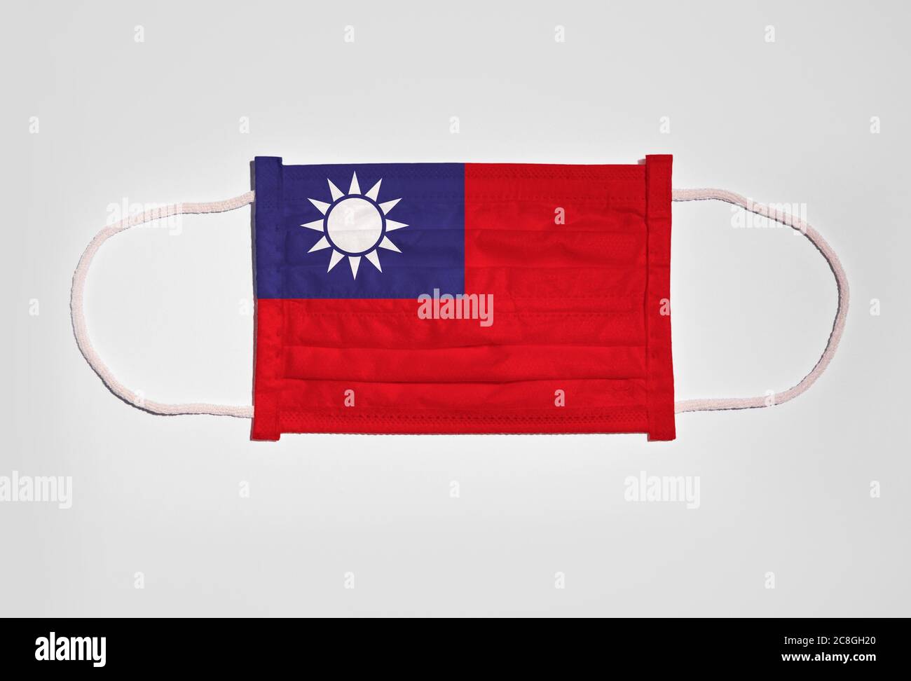 Immagine simbolo crisi corona, protezione della bocca, maschera respiratoria, bocca e protezione del naso con bandiera di Taiwan, sfondo bianco Foto Stock