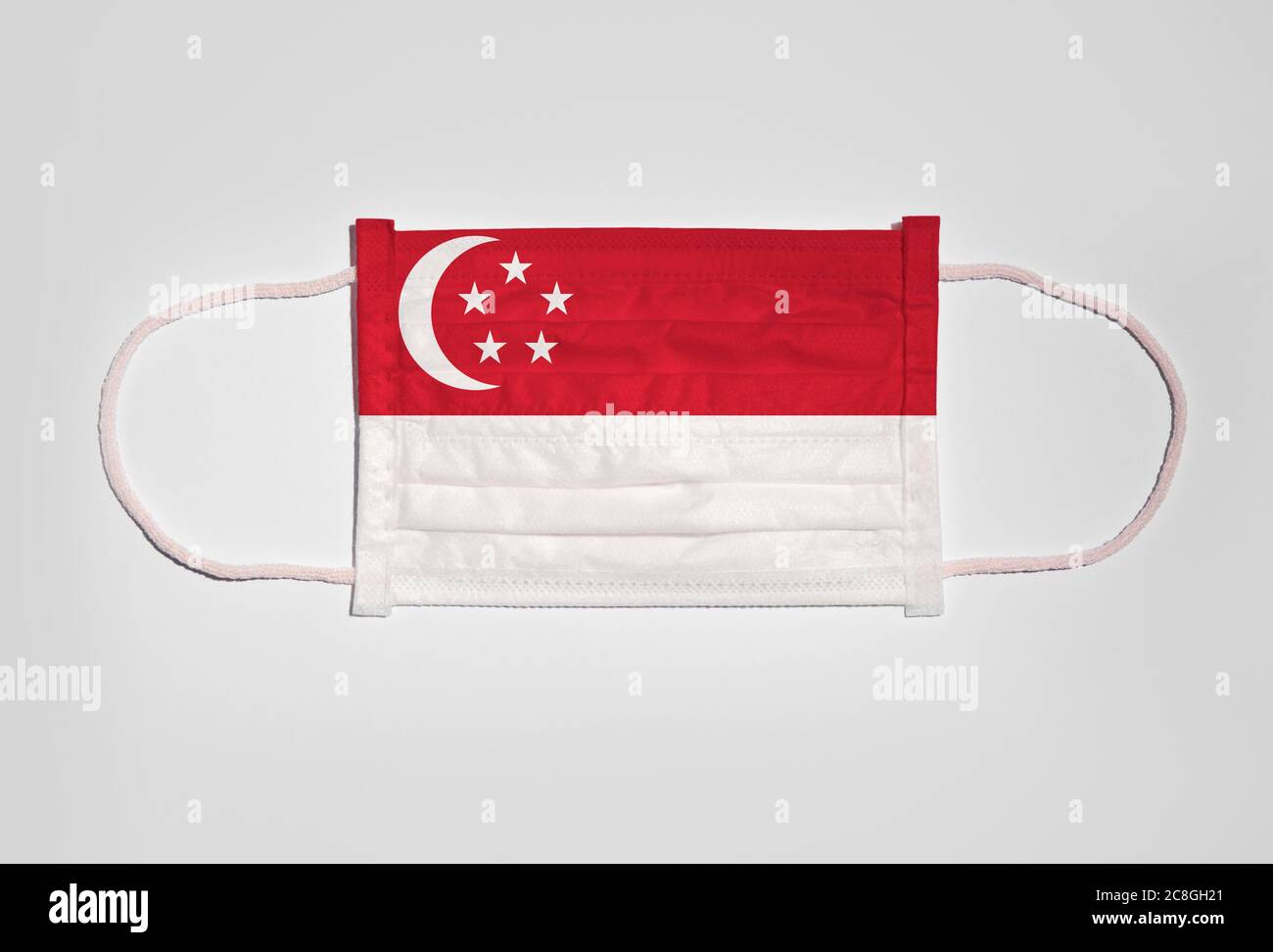 Immagine simbolo crisi corona, protezione della bocca, maschera respiratoria, bocca e protezione del naso con bandiera di Singapore, sfondo bianco Foto Stock