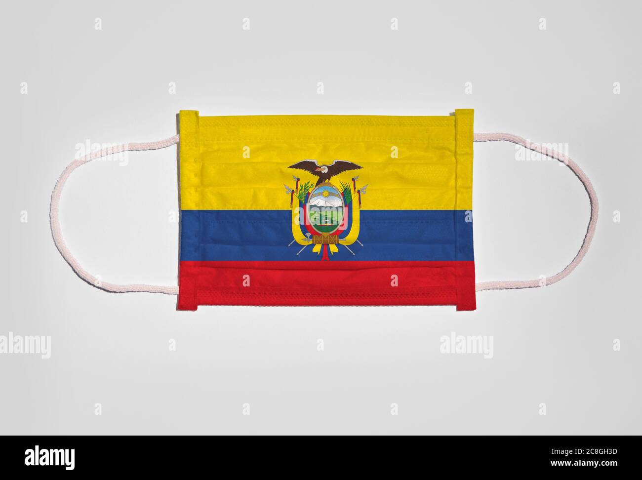 Immagine simbolo crisi corona, protezione della bocca, maschera respiratoria, bocca e protezione del naso con bandiera dell'Ecuador, sfondo bianco Foto Stock