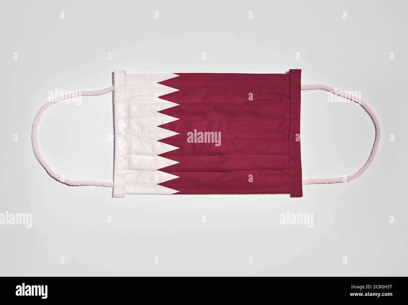 Immagine simbolo crisi corona, protezione bocca, maschera respiratoria, bocca e protezione naso con bandiera Qatar, sfondo bianco Foto Stock