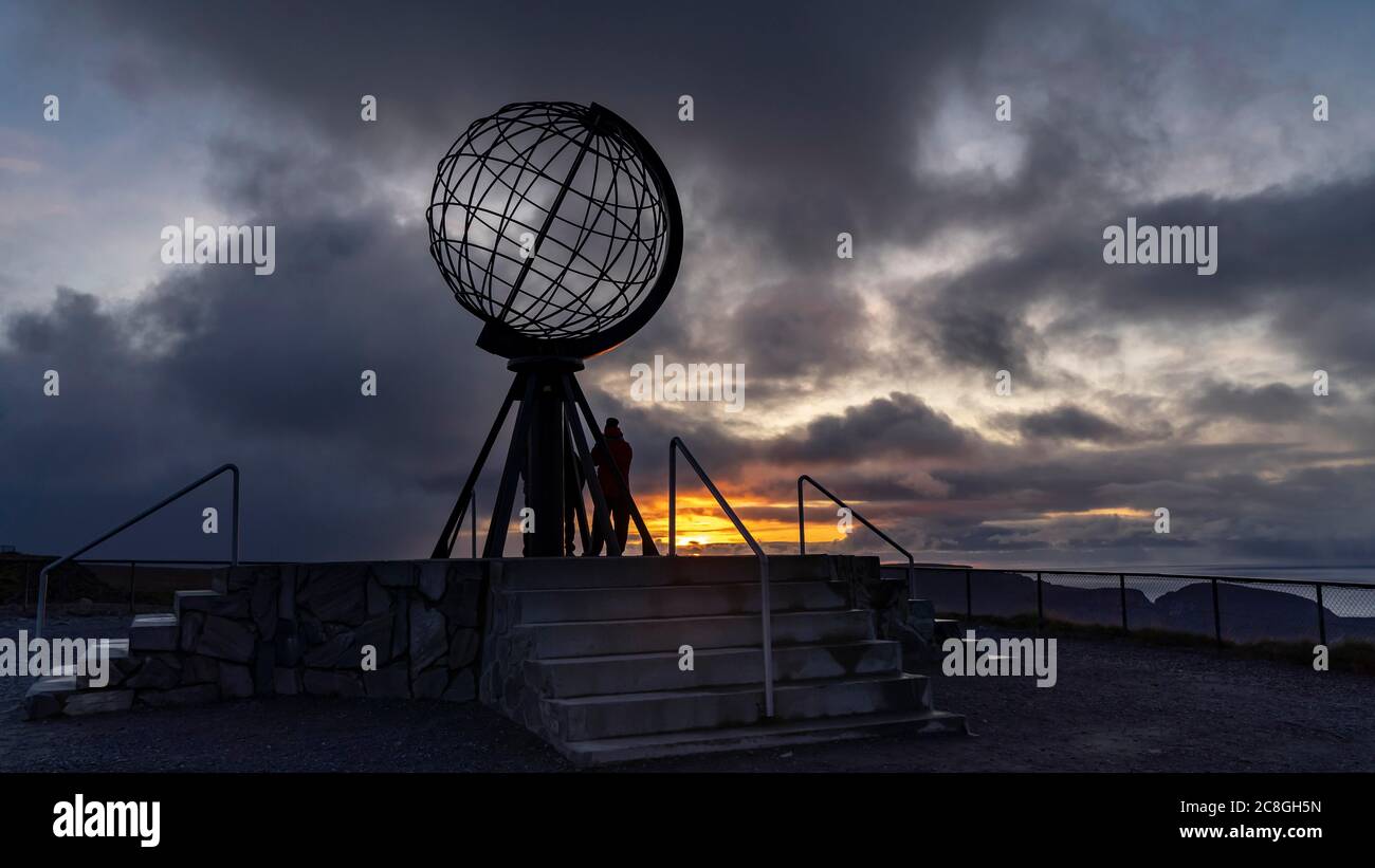 Globo al Capo Nord al tramonto, Isola Mageroya, Finnmark, Norvegia Foto Stock