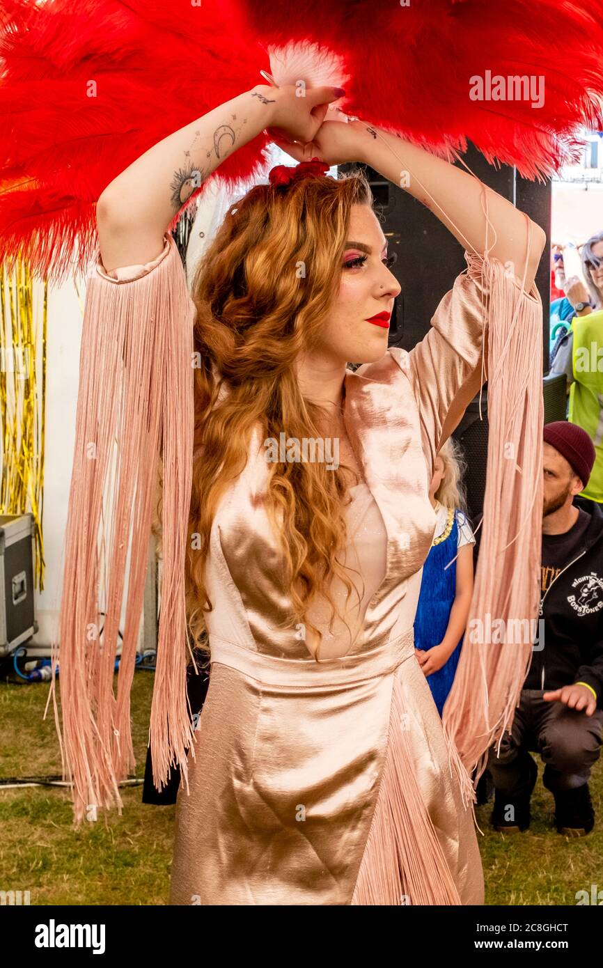 Una giovane donna in costume d'epoca alla Grande Fiera di Gatsby, Bexhill on Sea, East Sussex, UK Foto Stock