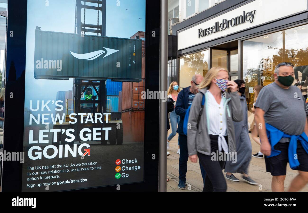 Edimburgo, Scozia, Regno Unito. 24 luglio 2020. Regno Unito Governo Brexit transizione informazioni pubbliche display sulla fermata degli autobus rifugio a Princes Street a Edimburgo. Il messaggio è New Start del Regno Unito, andiamo. La consulenza per Check, Change, Go è rivolta alle imprese in modo che possano essere preparate per nuove normative dopo la Brexit. Iain Masterton/Alamy Live News Foto Stock