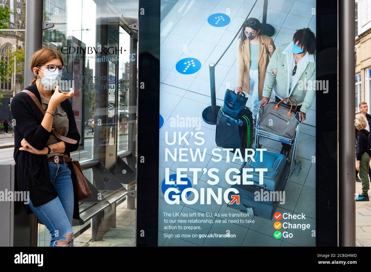 Edimburgo, Scozia, Regno Unito. 24 luglio 2020. Regno Unito Governo Brexit transizione informazioni pubbliche display sulla fermata degli autobus rifugio a Princes Street a Edimburgo. Il messaggio è New Start del Regno Unito, andiamo. La consulenza per Check, Change, Go è rivolta alle imprese in modo che possano essere preparate per nuove normative dopo la Brexit. Iain Masterton/Alamy Live News Foto Stock
