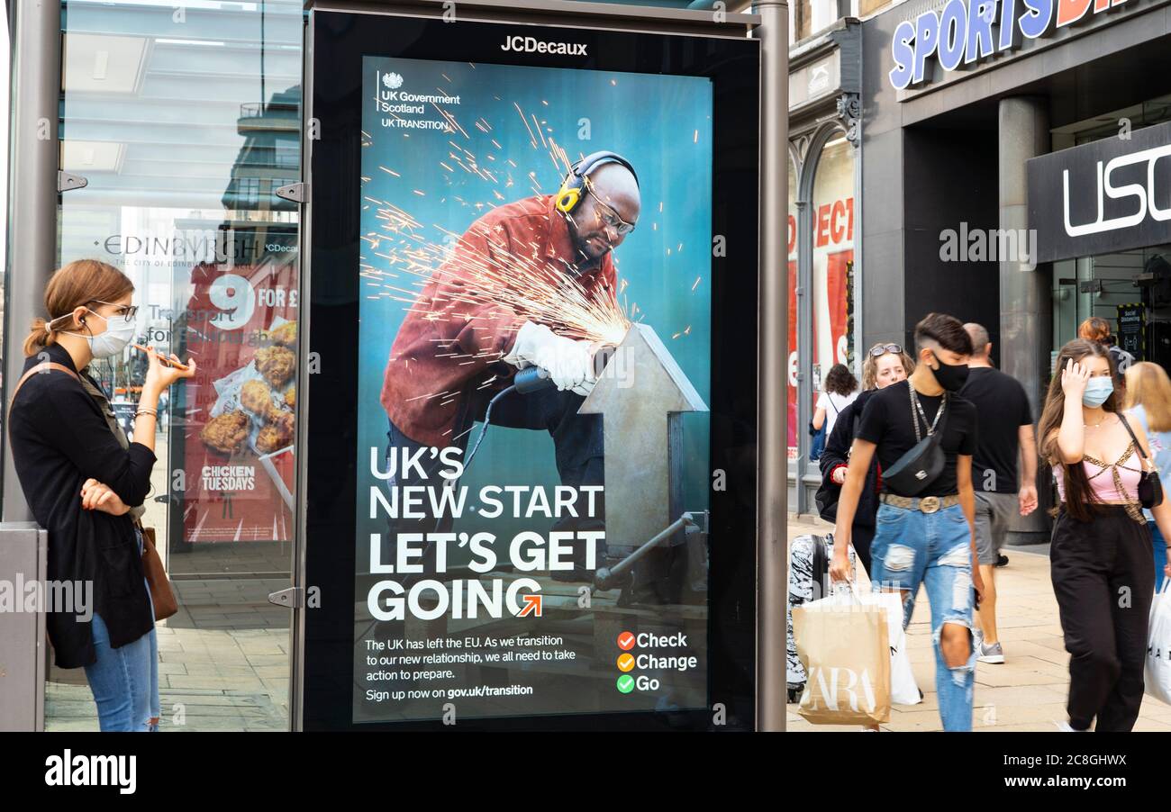 Edimburgo, Scozia, Regno Unito. 24 luglio 2020. Regno Unito Governo Brexit transizione informazioni pubbliche display sulla fermata degli autobus rifugio a Princes Street a Edimburgo. Il messaggio è New Start del Regno Unito, andiamo. La consulenza per Check, Change, Go è rivolta alle imprese in modo che possano essere preparate per nuove normative dopo la Brexit. Iain Masterton/Alamy Live News Foto Stock