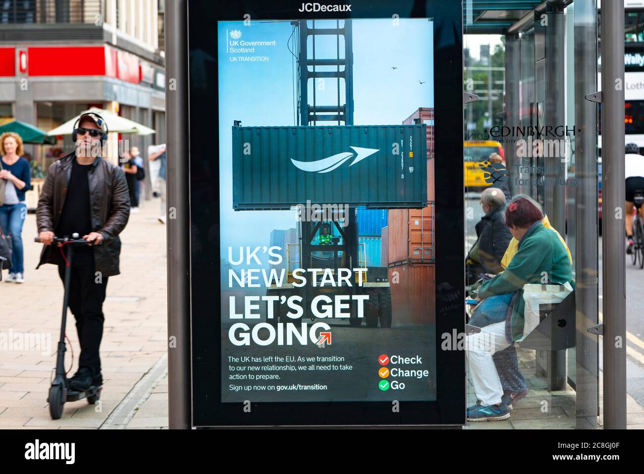 Edimburgo, Scozia, Regno Unito. 24 luglio 2020. Regno Unito Governo Brexit transizione informazioni pubbliche display sulla fermata degli autobus rifugio a Princes Street a Edimburgo. Il messaggio è New Start del Regno Unito, andiamo. La consulenza per Check, Change, Go è rivolta alle imprese in modo che possano essere preparate per nuove normative dopo la Brexit. Iain Masterton/Alamy Live News Foto Stock