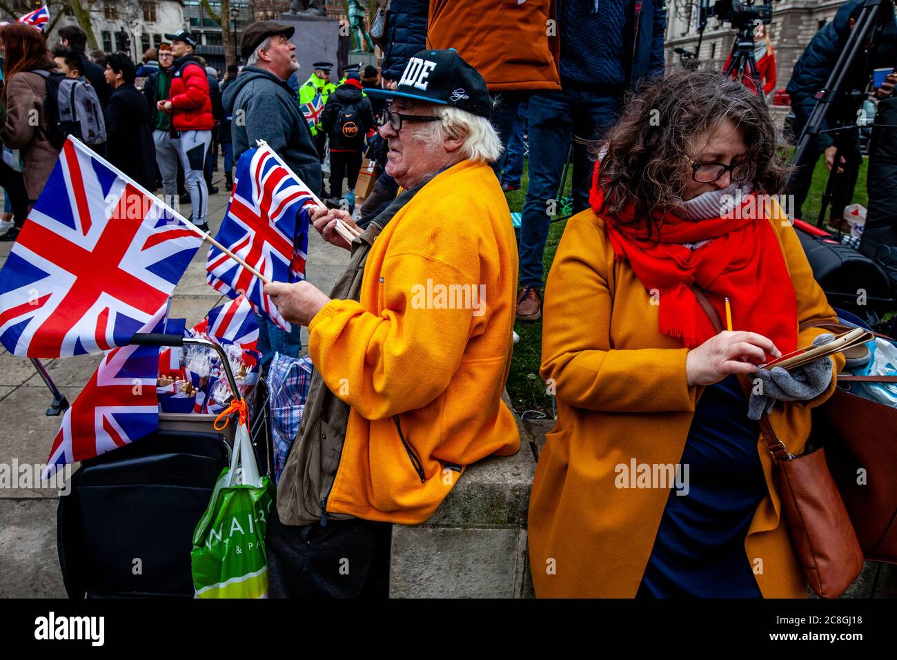 Un uomo vende Union Flags in Parliament Square davanti alla Gran Bretagna che lascia l'Unione europea più tardi quel giorno alle 23, Londra, Regno Unito. Foto Stock