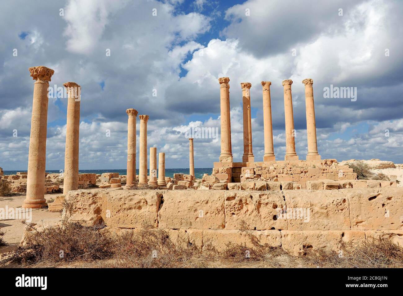 Resti, antico complesso templare sul Mar Mediterraneo, Patrimonio Mondiale dell'Umanità, Sabratha, Libia Foto Stock