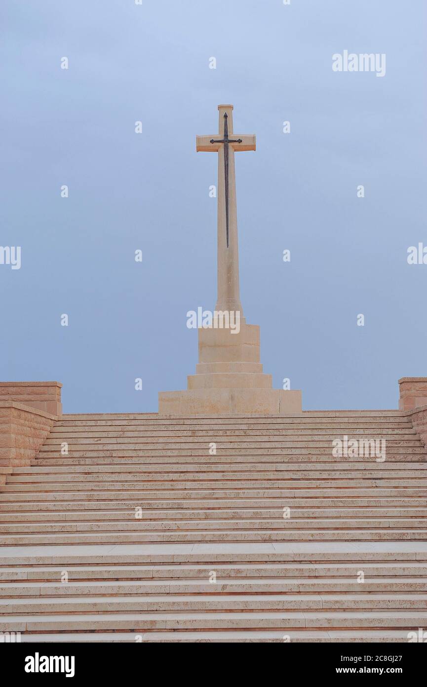 Memoriale ai soldati inglesi caduti con croce, cimitero militare Tobruk, lib Foto Stock