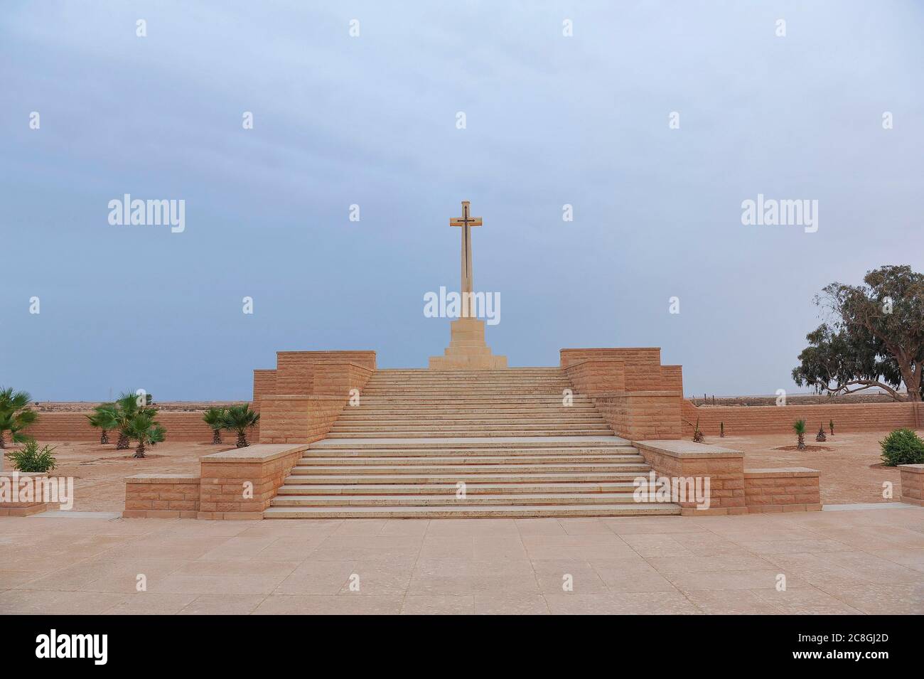 Memoriale ai soldati inglesi caduti con croce, Tobruk cimitero militare, Libia Foto Stock