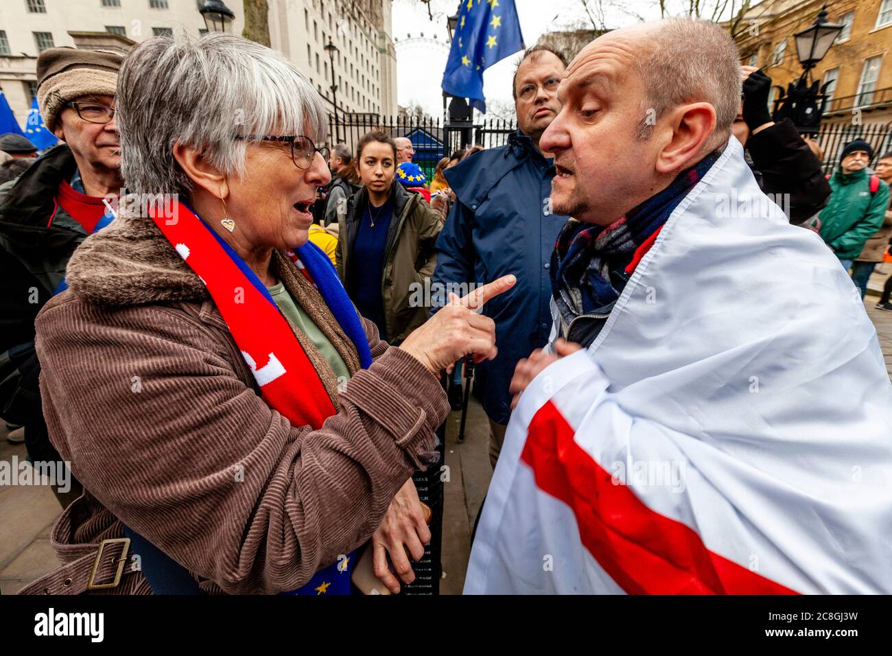 Un sostenitore della Brexit si dichiara a favore dei sostenitori Pro EU vicino a Parliament Square, Londra, Regno Unito Foto Stock