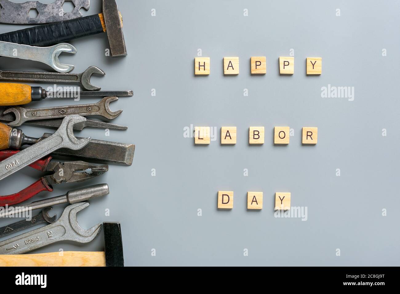 Happy Labor Day Concept Construction Group Home tools - martello, sega, cacciavite, misuratore, pinze, chiave, scalpello su sfondo grigio scheda per le vacanze Top Foto Stock