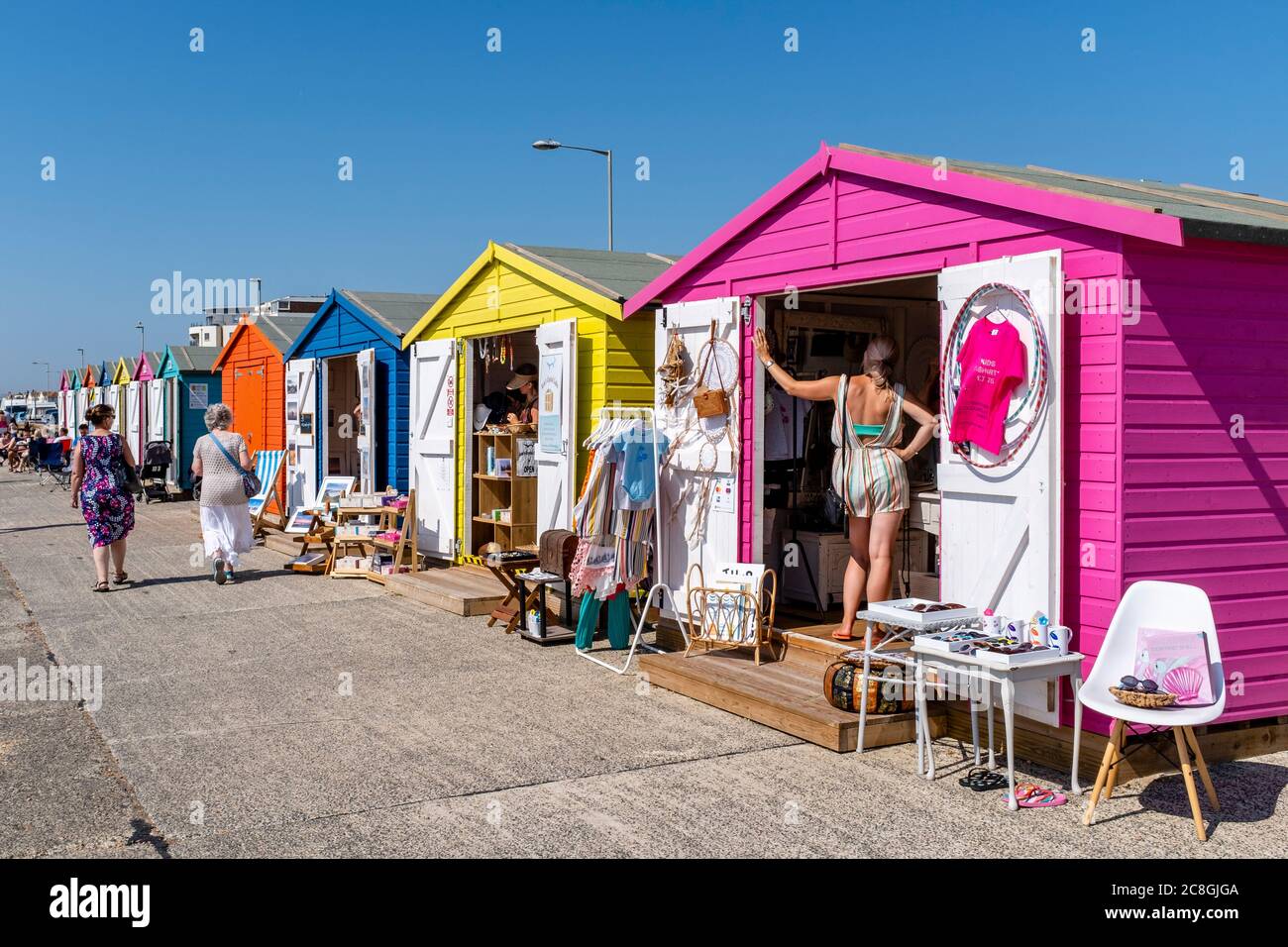 Colorate Beach Huts / Negozi, Seaford, East Sussex, Regno Unito Foto Stock