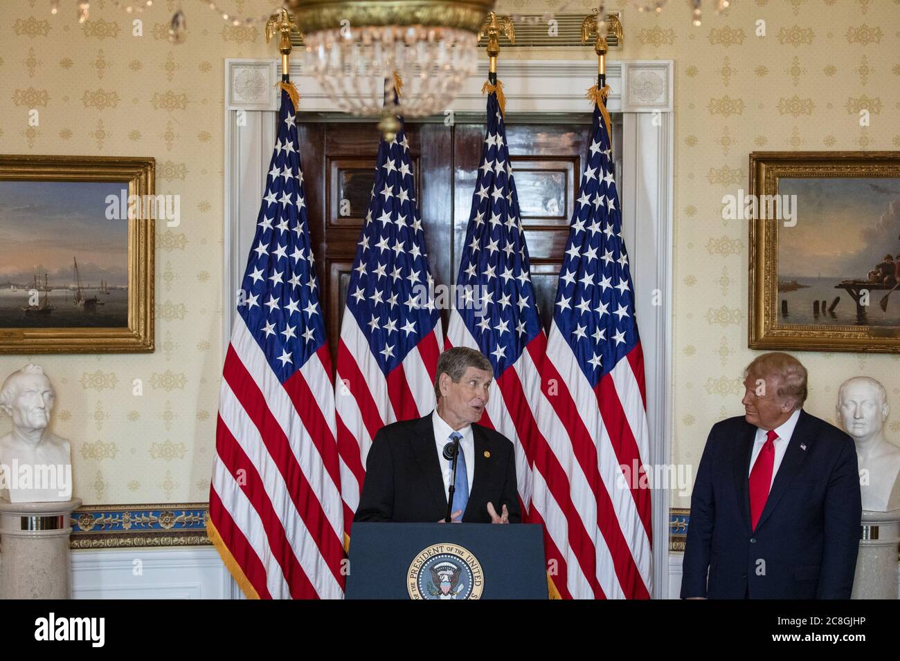 Washington, Stati Uniti. 24 luglio 2020. Il presidente Donald Trump presenta la medaglia presidenziale della libertà al atleta olimpico e di campo ed ex membro della Camera dei rappresentanti degli Stati Uniti Jim Ryun nella Sala Blu della Casa Bianca a Washington, DC venerdì 24 luglio 2020. Foto in piscina di Samuel Corum/UPI Credit: UPI/Alamy Live News Foto Stock