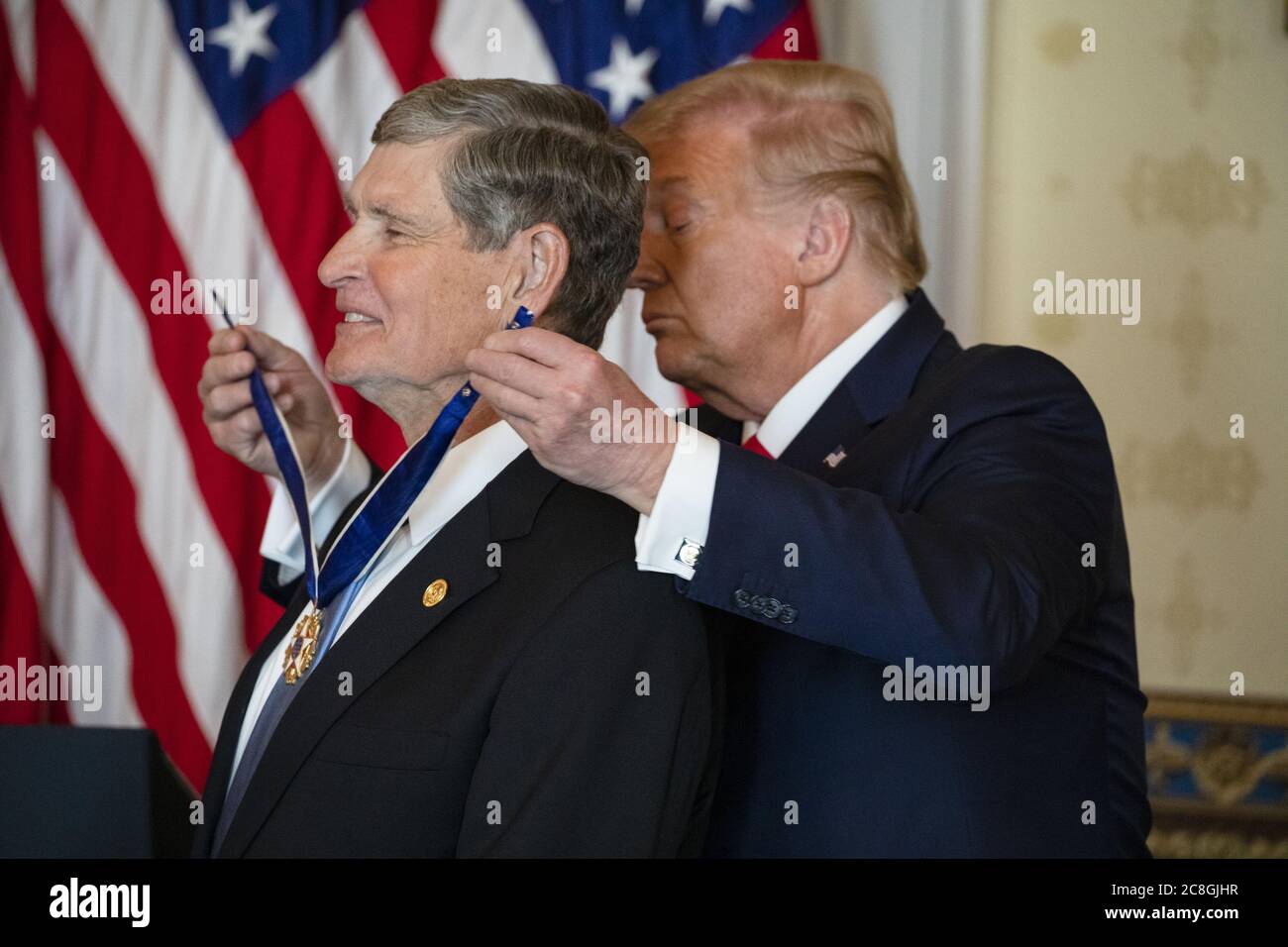 Washington, Stati Uniti. 24 luglio 2020. Il presidente Donald Trump presenta la medaglia presidenziale della libertà al atleta olimpico e di campo ed ex membro della Camera dei rappresentanti degli Stati Uniti Jim Ryun nella Sala Blu della Casa Bianca a Washington, DC venerdì 24 luglio 2020. Foto in piscina di Samuel Corum/UPI Credit: UPI/Alamy Live News Foto Stock