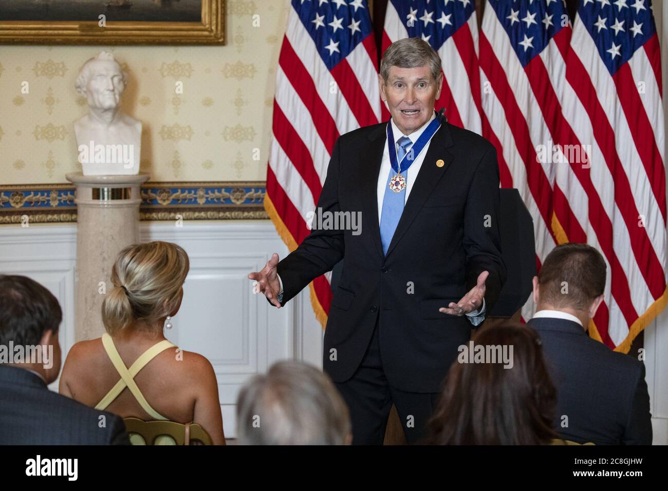 Washington, Stati Uniti. 24 luglio 2020. Jim Ryan sorride dopo aver ricevuto la Medaglia presidenziale della libertà dal presidente Donald Trump (non mostrato) nella Sala Blu della Casa Bianca a Washington, DC venerdì 24 luglio 2020. Ryun era un ex corridore olimpico ed ex membro della casa degli Stati Uniti. Foto in piscina di Samuel Corum/UPI Credit: UPI/Alamy Live News Foto Stock