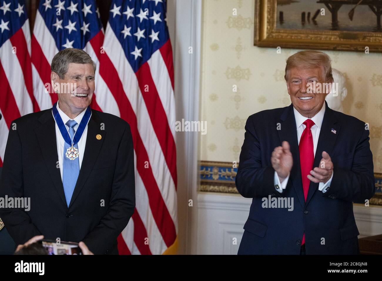 Washington, Stati Uniti. 24 luglio 2020. Il presidente Donald Trump (R) presenta la medaglia presidenziale della libertà all'atleta olimpico e di campo ed ex membro della Camera dei rappresentanti degli Stati Uniti Jim Ryun nella Sala Blu della Casa Bianca a Washington, DC venerdì 24 luglio 2020. Foto in piscina di Samuel Corum/UPI Credit: UPI/Alamy Live News Foto Stock