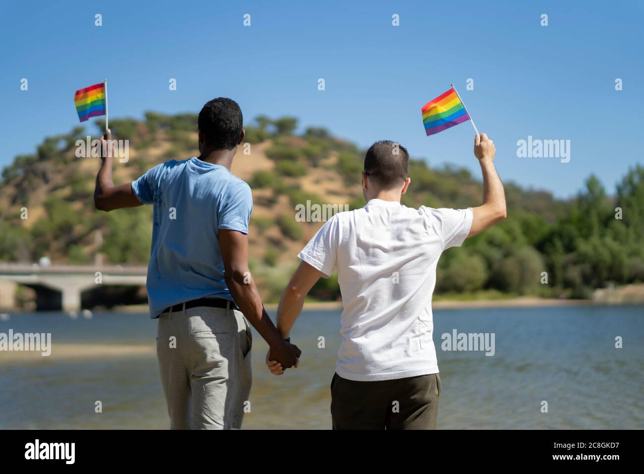coppia gay che si gode una giornata sul fiume Foto Stock