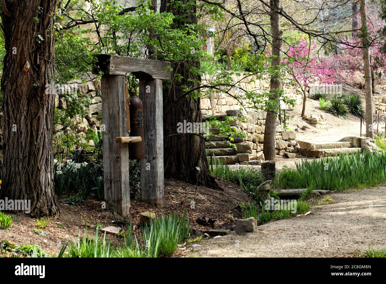 Una campana in un giardino botanico, in stile simile a una campana Bonshō in stile giapponese. Foto Stock