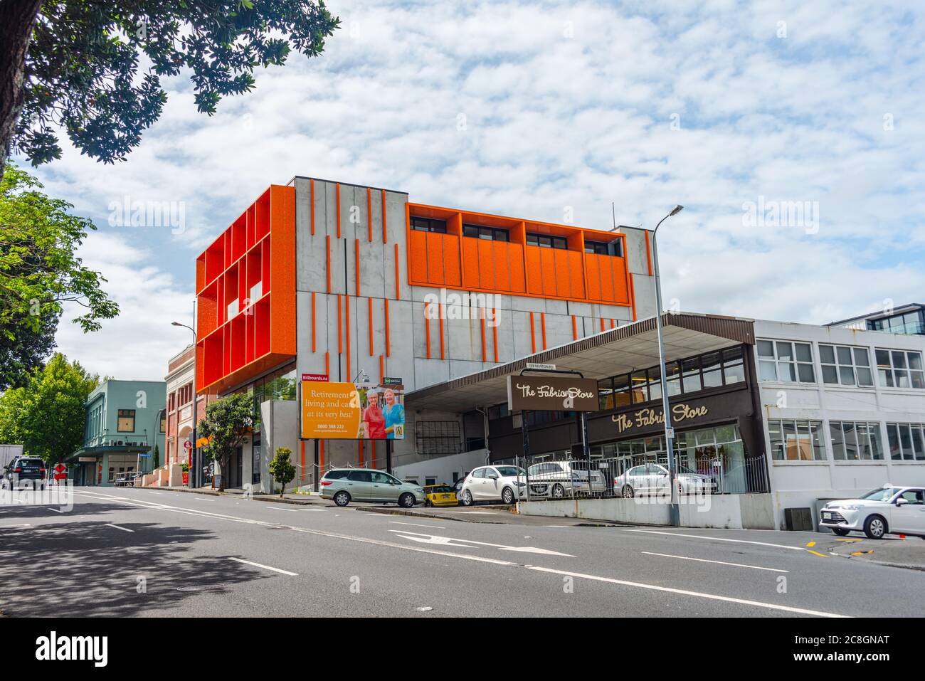 Architettura moderna, cemento e arancio al neon, sobborgo di Aucklan, Nuova Zelanda Foto Stock