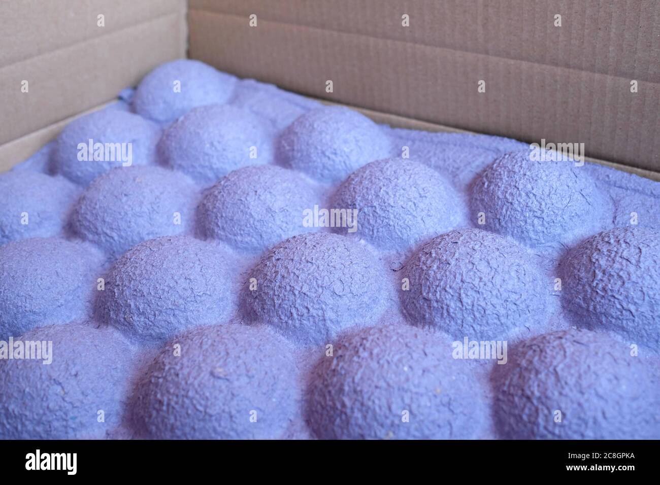 Imballaggio di carta insolito per il trasporto di merci. Confezione viola spessa per la sicurezza del pacco. Bordi sfocati Foto Stock