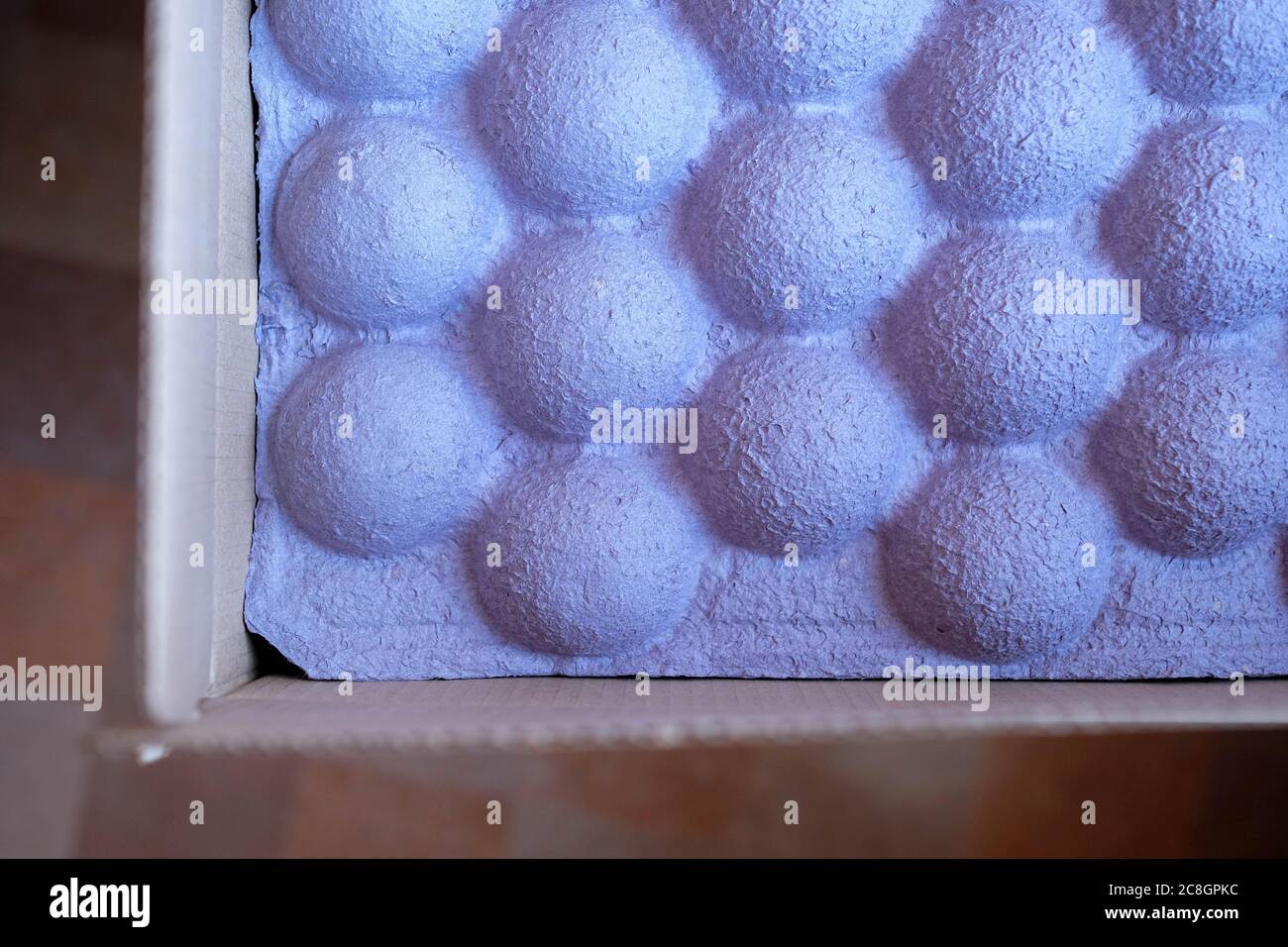 Imballaggio viola per la sicurezza del pacco. Distanziatore di carta insolito per il fissaggio di merci. Foto Stock