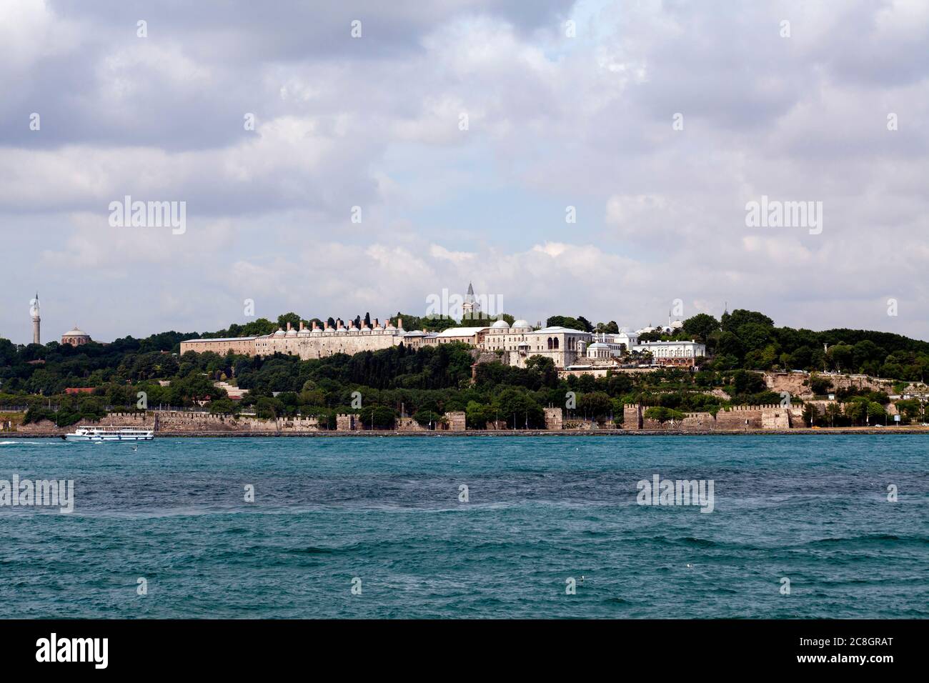 Palazzo Topkapi e mura bizantine dal mare di Marmara a Istanbul, Turchia Foto Stock