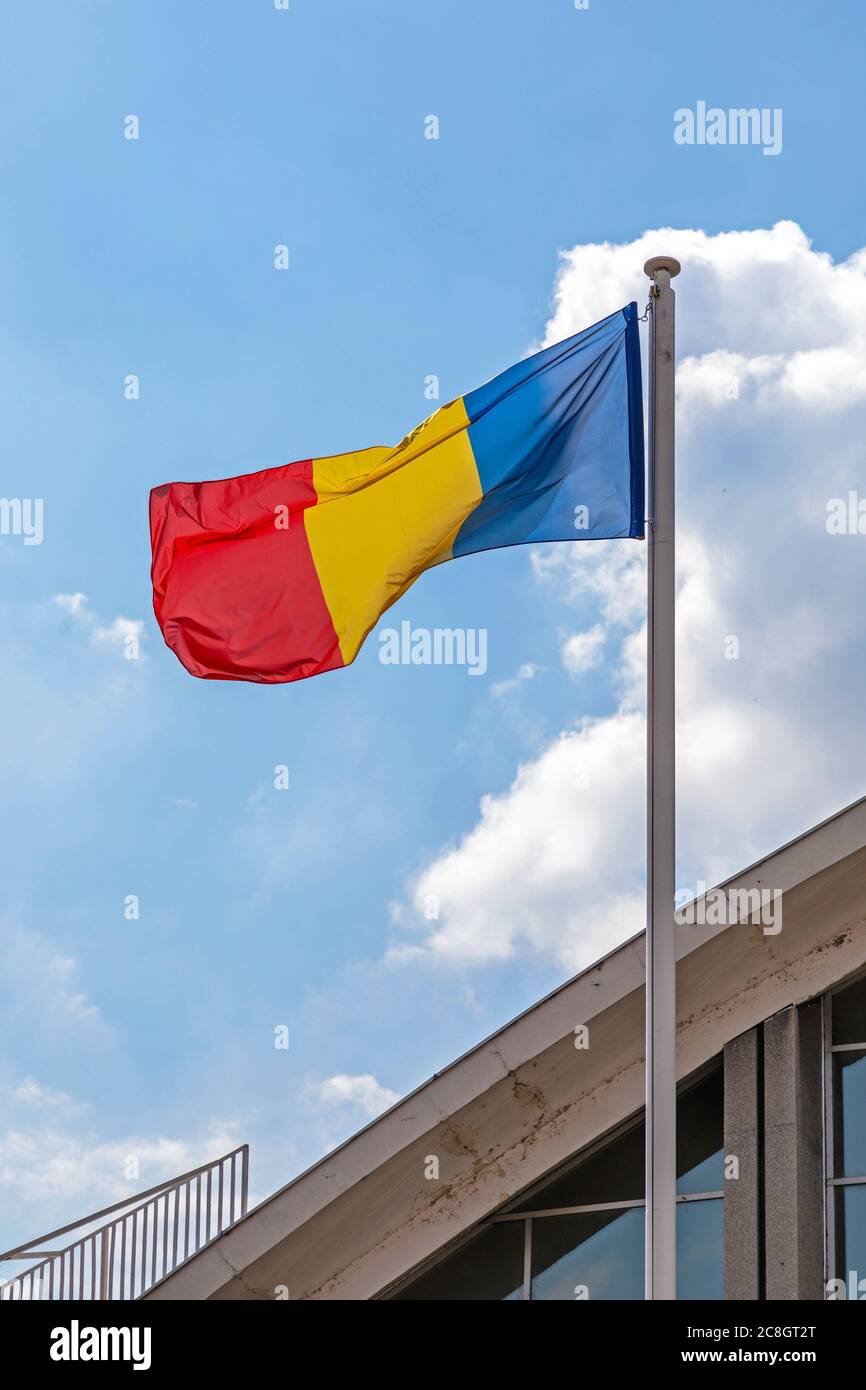 Bandiera nazionale della Romania al cielo blu di polo Foto Stock