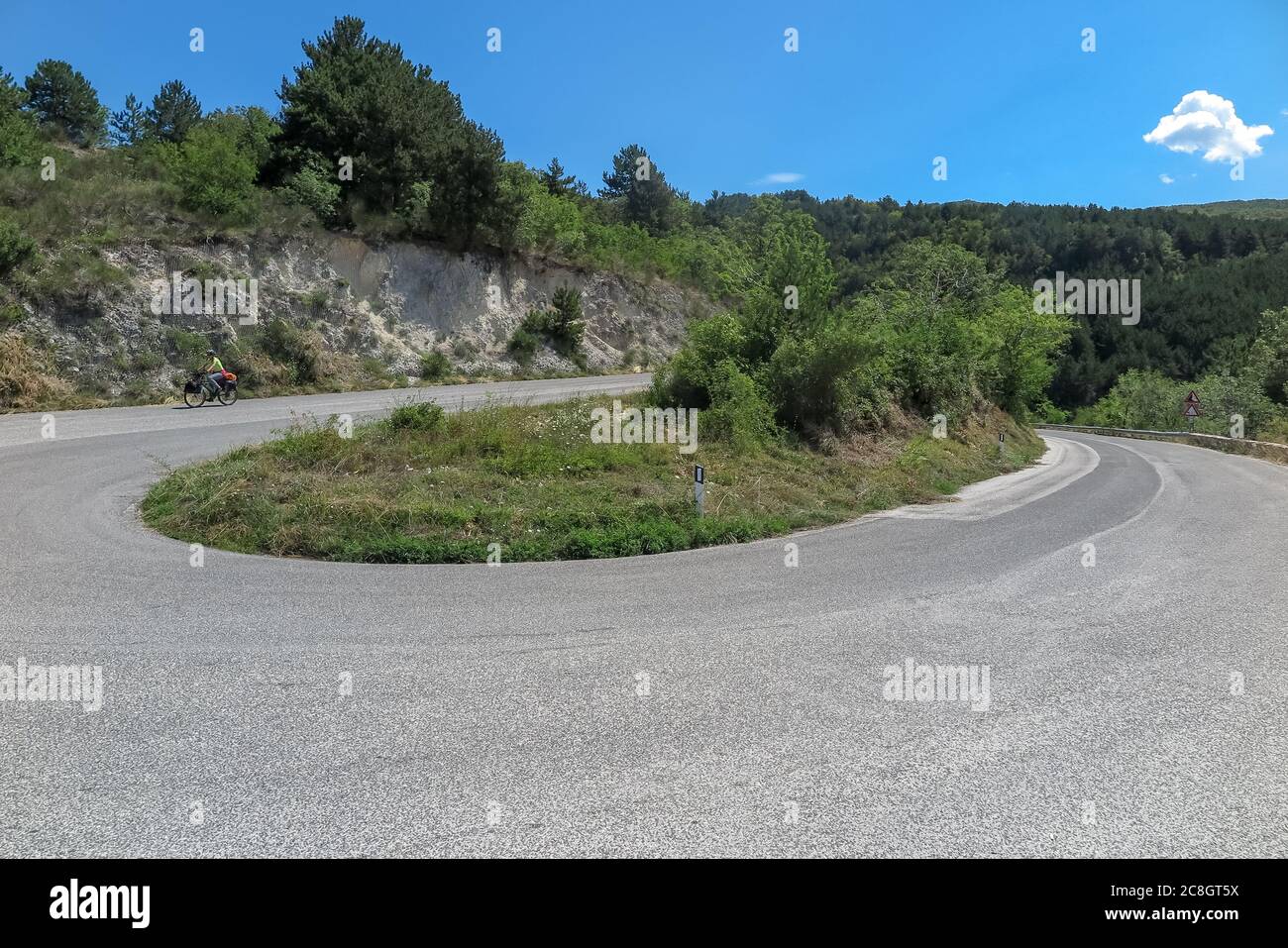Grande curva, 180 gradi, che scende nella valle, comune di Pescina, regione Abruzzo, provincia di Aquila, Italia Foto Stock