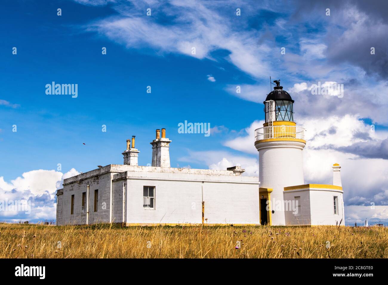 Bella vista del faro di Chanonry Point in un po 'nuvoloso giorno d'estate. Foto Stock