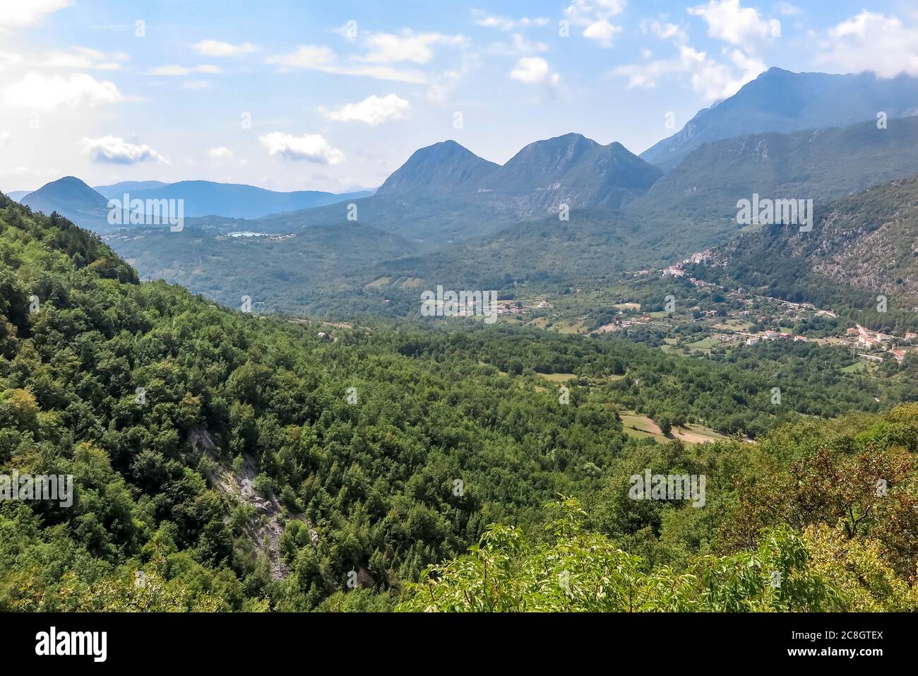 Vista sulla valle del Molise, con molta vegetazione e grandi montagne intorno, provincia di Isernia, Italia Foto Stock