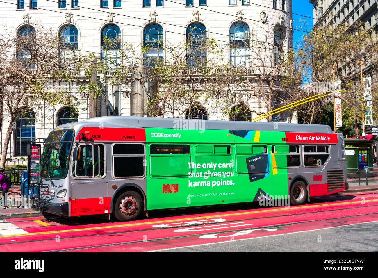 Expensify pubblicità sul trolley bus esterno è costruire brand awareness. Expensify è un'azienda che sviluppa un sistema di gestione delle spese per le persone Foto Stock