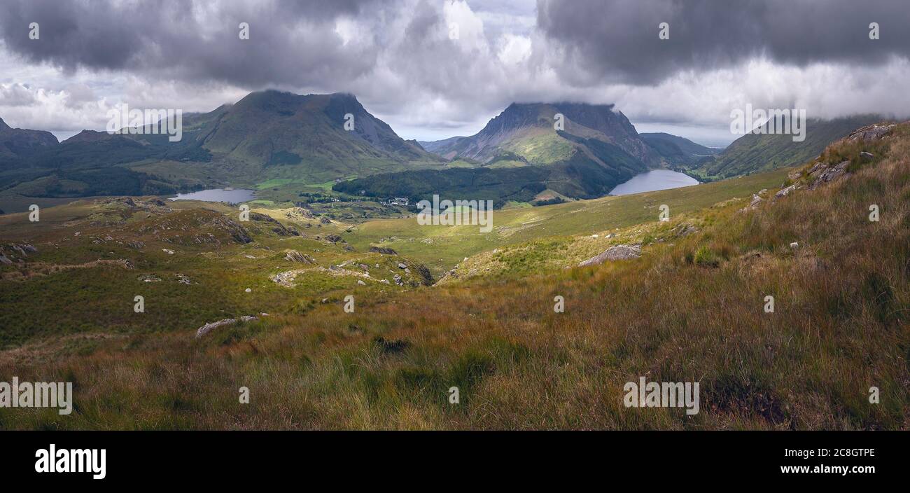 Panorama del paesaggio nuvoloso in Snowdonia, Galles, Regno Unito Foto Stock
