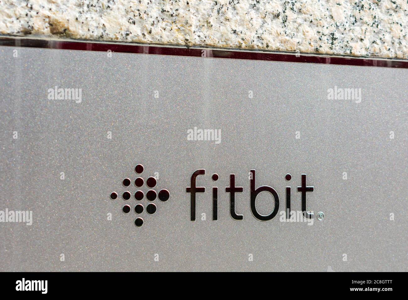 Cartello Fitbit sulla facciata della HQ. Fitbit, Inc. È una società americana che produce dispositivi wireless per il monitoraggio delle attività - San F. Foto Stock