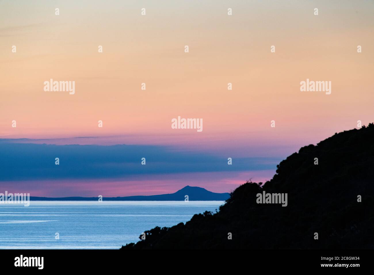 Una tranquilla vista al tramonto della Baia di Cardigan, presa dal Forte di Pen Dinas Hill ad Aberystwyth con la Penisola di Llyn in lontananza in un caldo bagliore estivo. Foto Stock