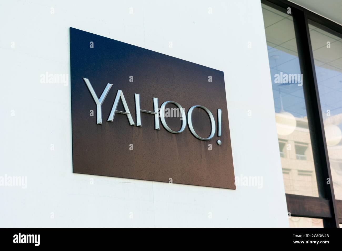 Yahoo! firmare presso l'ufficio aziendale. Yahoo! È un fornitore americano di servizi web di proprietà di Verizon Media - San Francisco, California, USA - 2020 Foto Stock